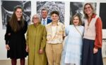 v.l.n.r: Die Preisträgerinnen Nora Arrieta, Bodil Manz, Beate Gatschelhofer und Irina Razumovskaya sowie Nele van Wieringen, Leiterin des Keramikmuseums Westerwald, hinten im Bild: Stadtbürgermeister Wolfgang Letschert